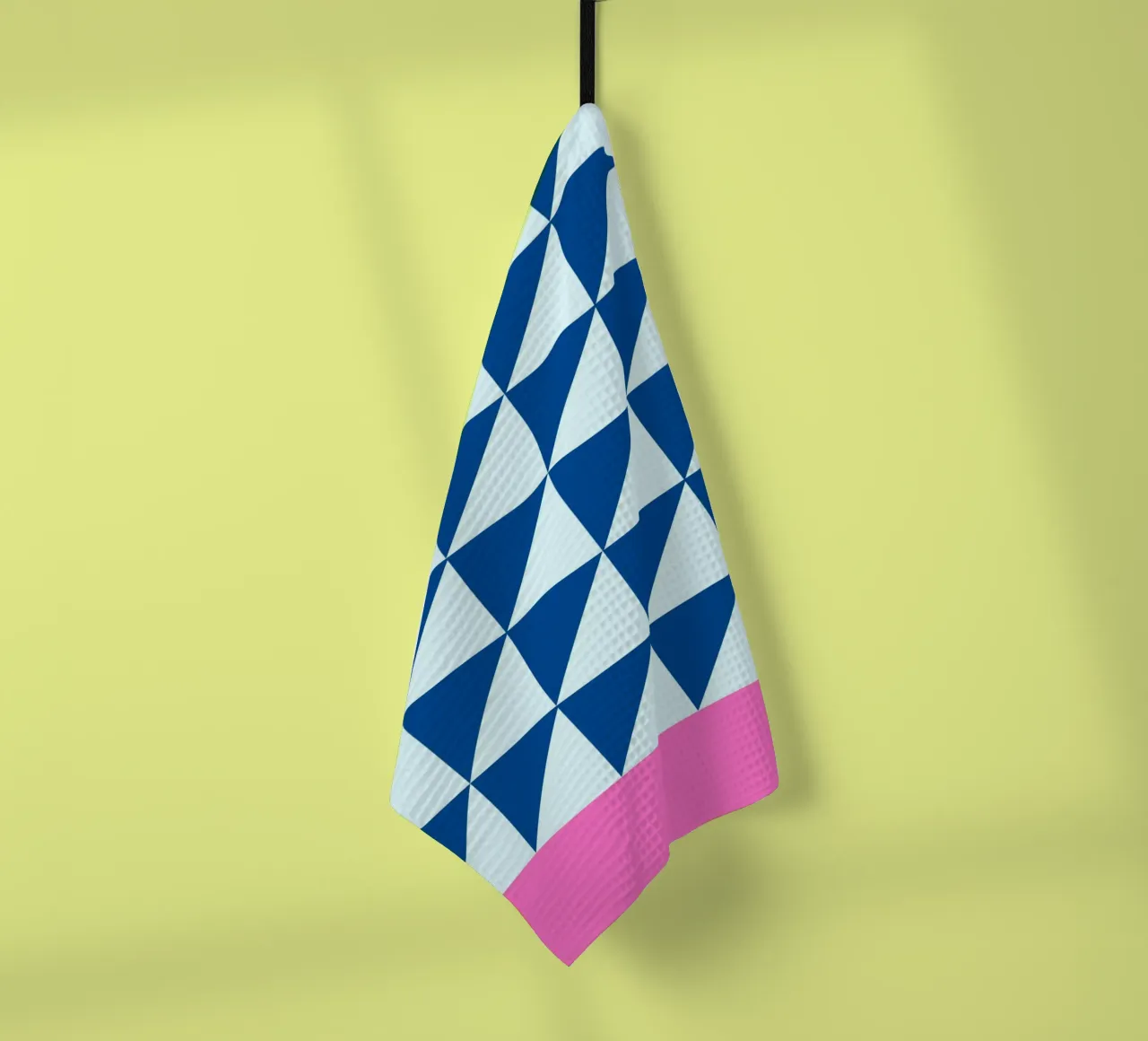 Arte geometrica blu a triangoli rosa a blocchi di colore canovaccio da cucina da NorwesClub