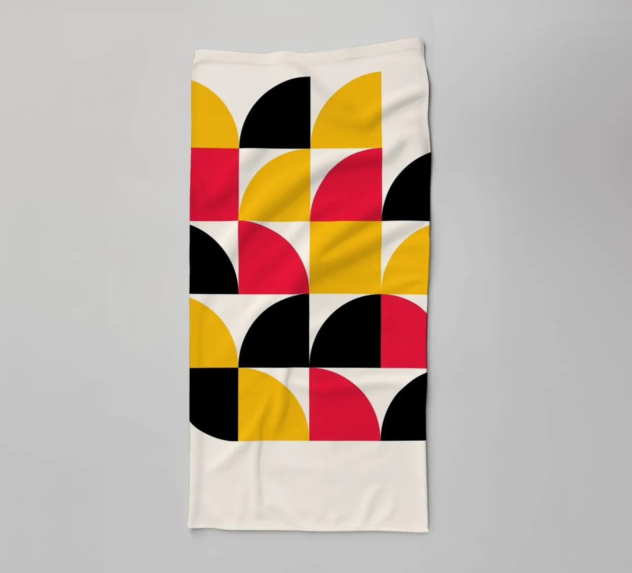 Motif géométrique Bauhaus Rouge Jaune Noir serviette de bain de NorwesClub