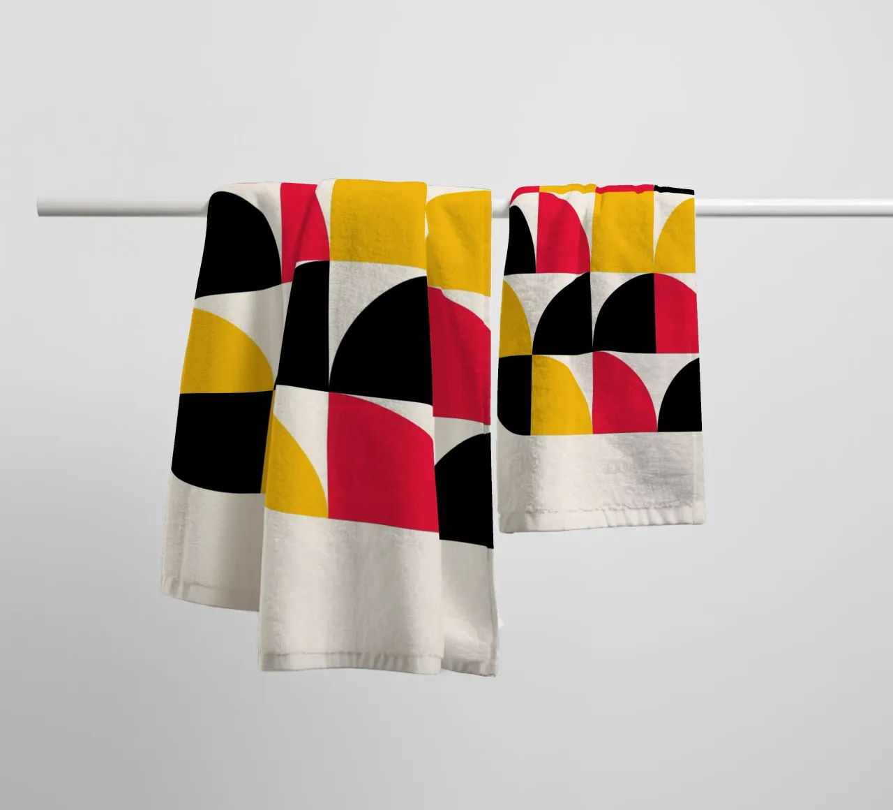 Motif géométrique Bauhaus Rouge Jaune Noir serviette de bain de NorwesClub