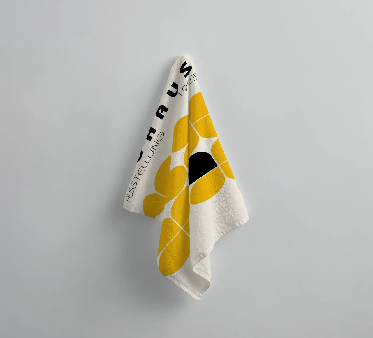 Bauhaus 1923 Abstrait Jaune Noir Formes serviette de bain de NorwesClub