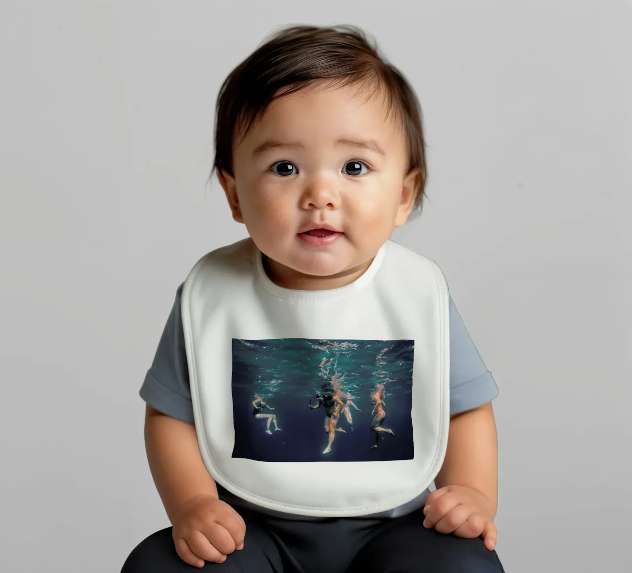 Figures Beneath the Surface bavaglino da EyeEm Mobile GmbH