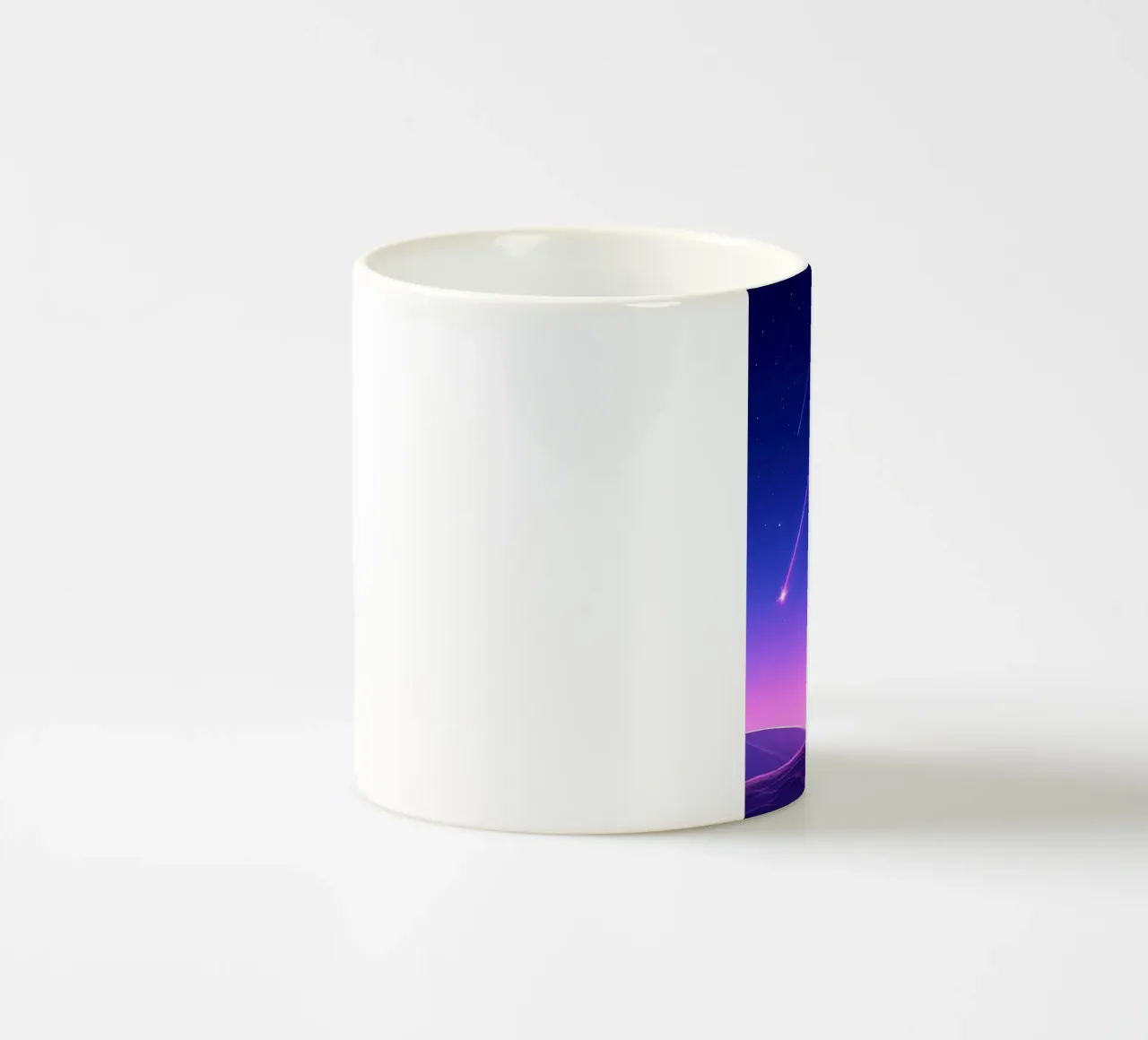 Una ragazza che cammina nel deserto di notte LArt tazza in ceramica da LoFi Gallery