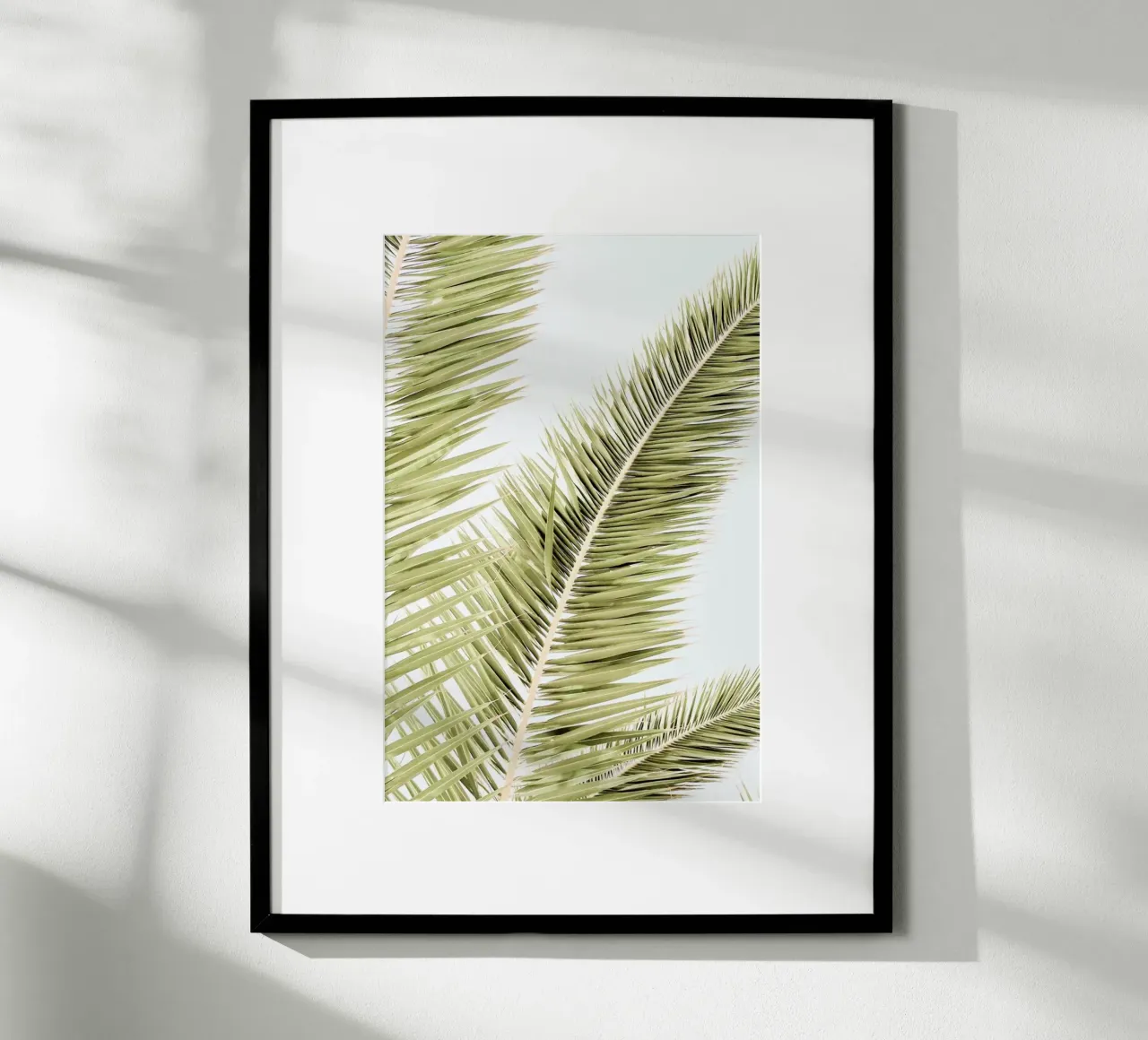 Light Palm Trees poster con telaio in plastica da Babett Schultze