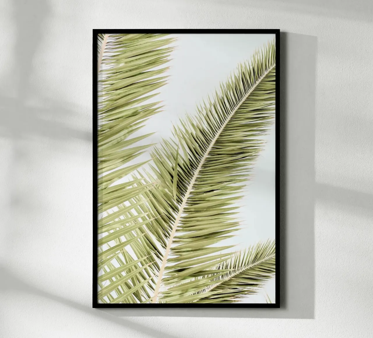 Light Palm Trees poster con telaio in plastica da Babett Schultze