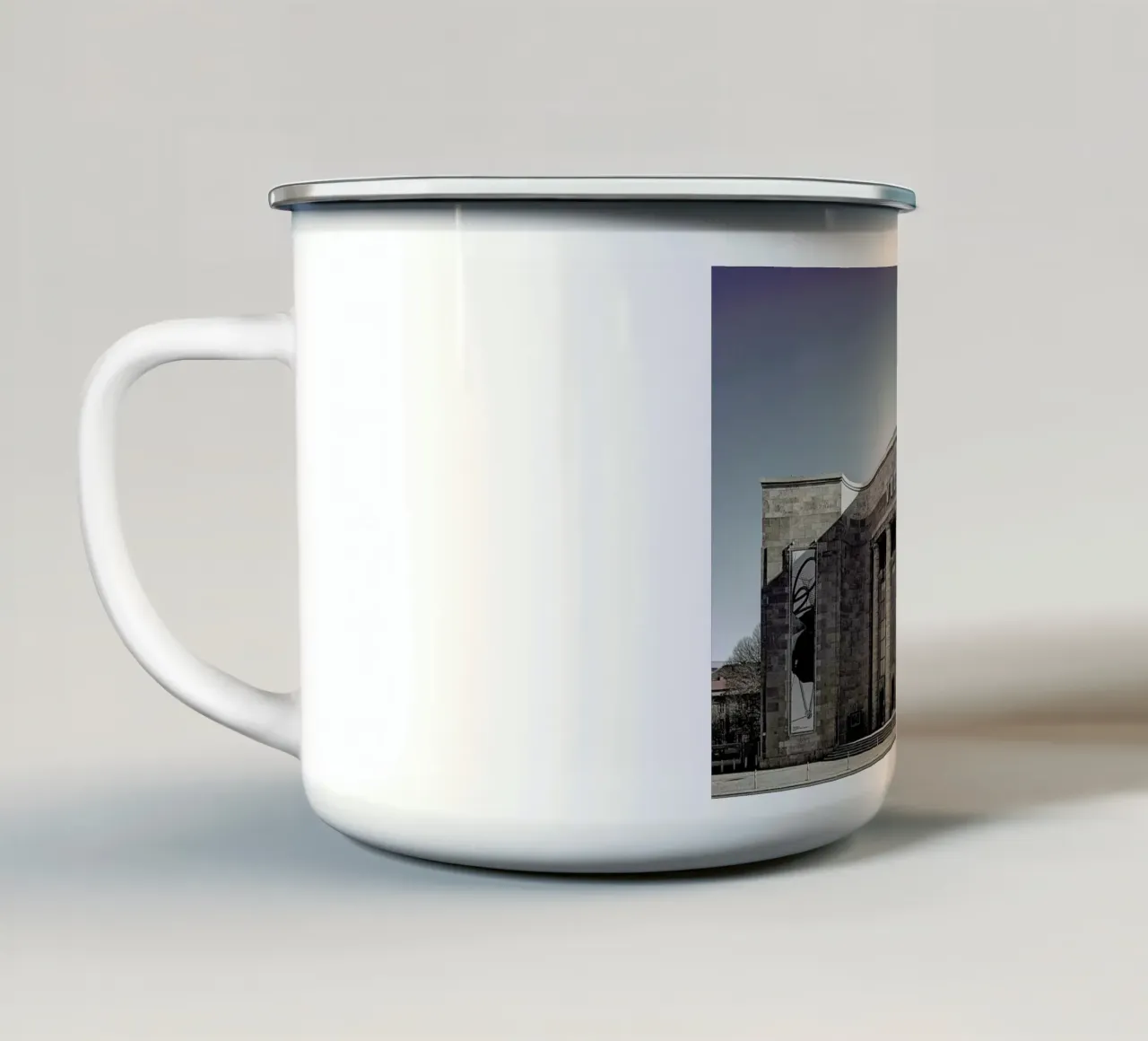 Berlin 2020 No 14 tazza in smalto da Michael Belhadi