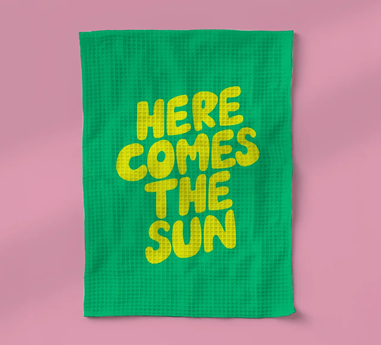Impression typographique Here Comes the Sun en vert et jaune torchon de THE MOTIVATED TYPE