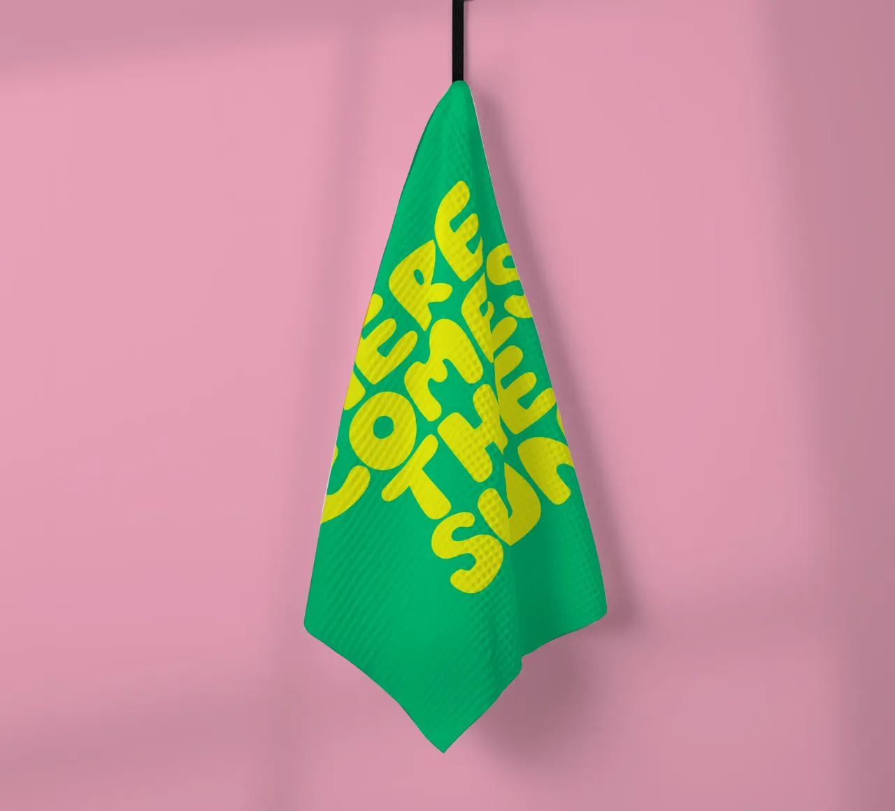 Impression typographique Here Comes the Sun en vert et jaune torchon de THE MOTIVATED TYPE