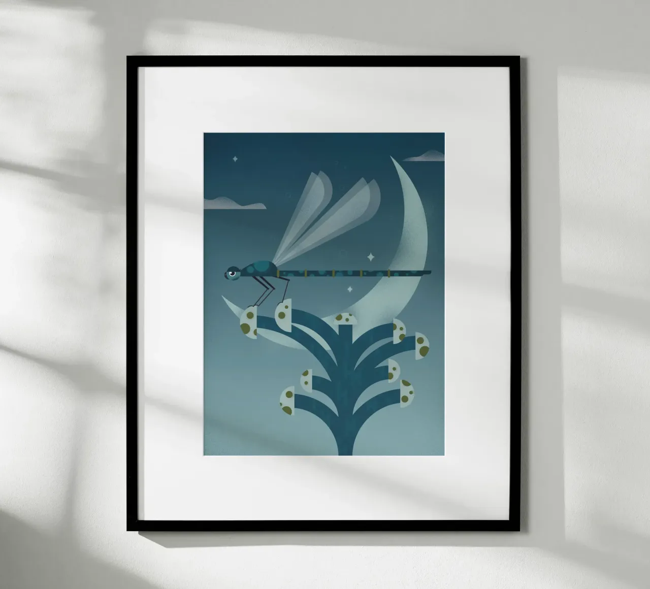 Les Petites Bestioles - Libellula al chiaro di luna poster con telaio in alluminio da 2fevrierArtStudio