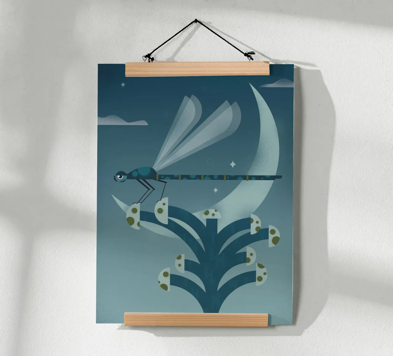 Les Petites Bestioles - Libellula al chiaro di luna poster con telaio in alluminio da 2fevrierArtStudio