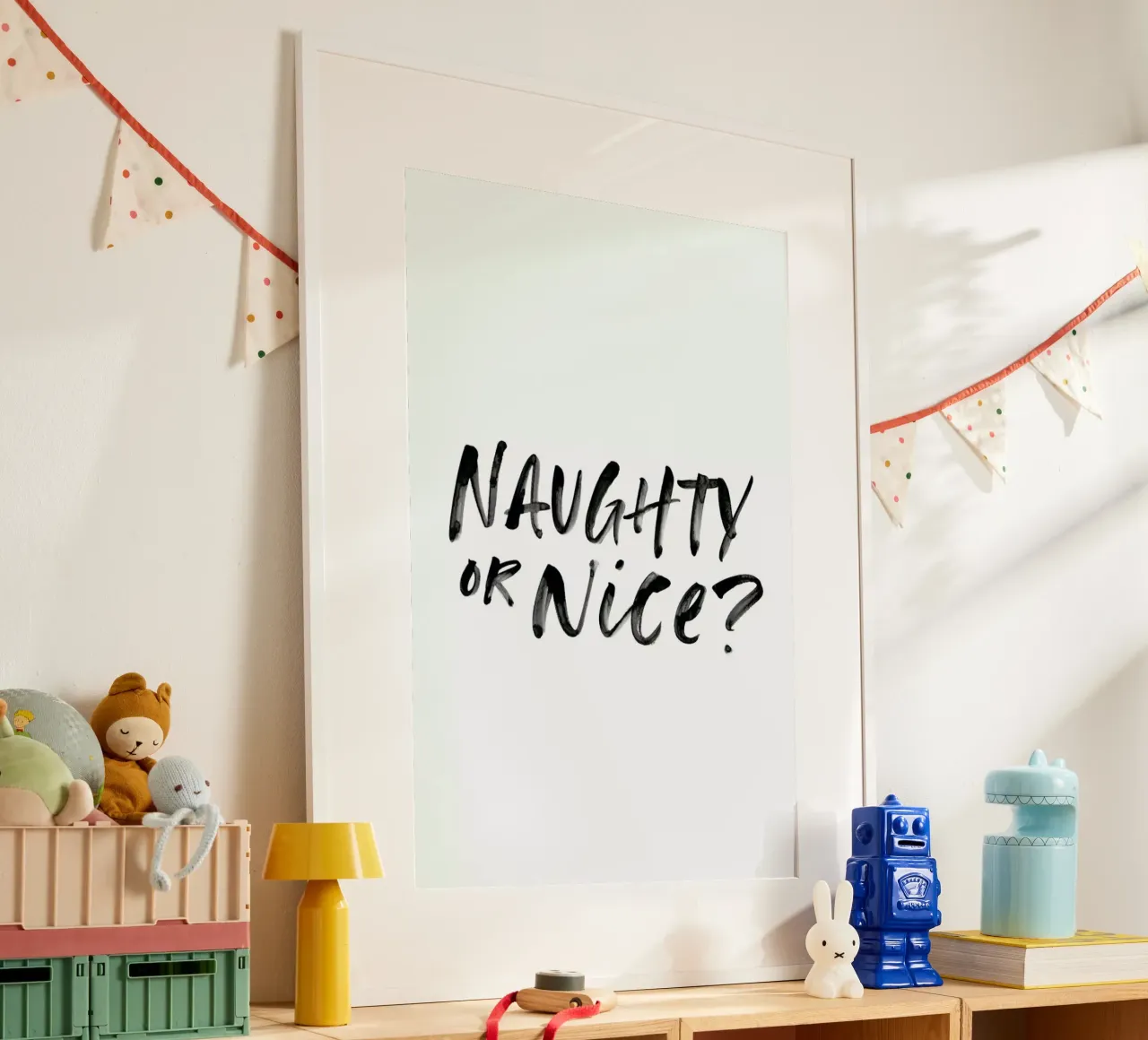 Naughty or Nice poster avec cadre en plastique de daylight design studio
