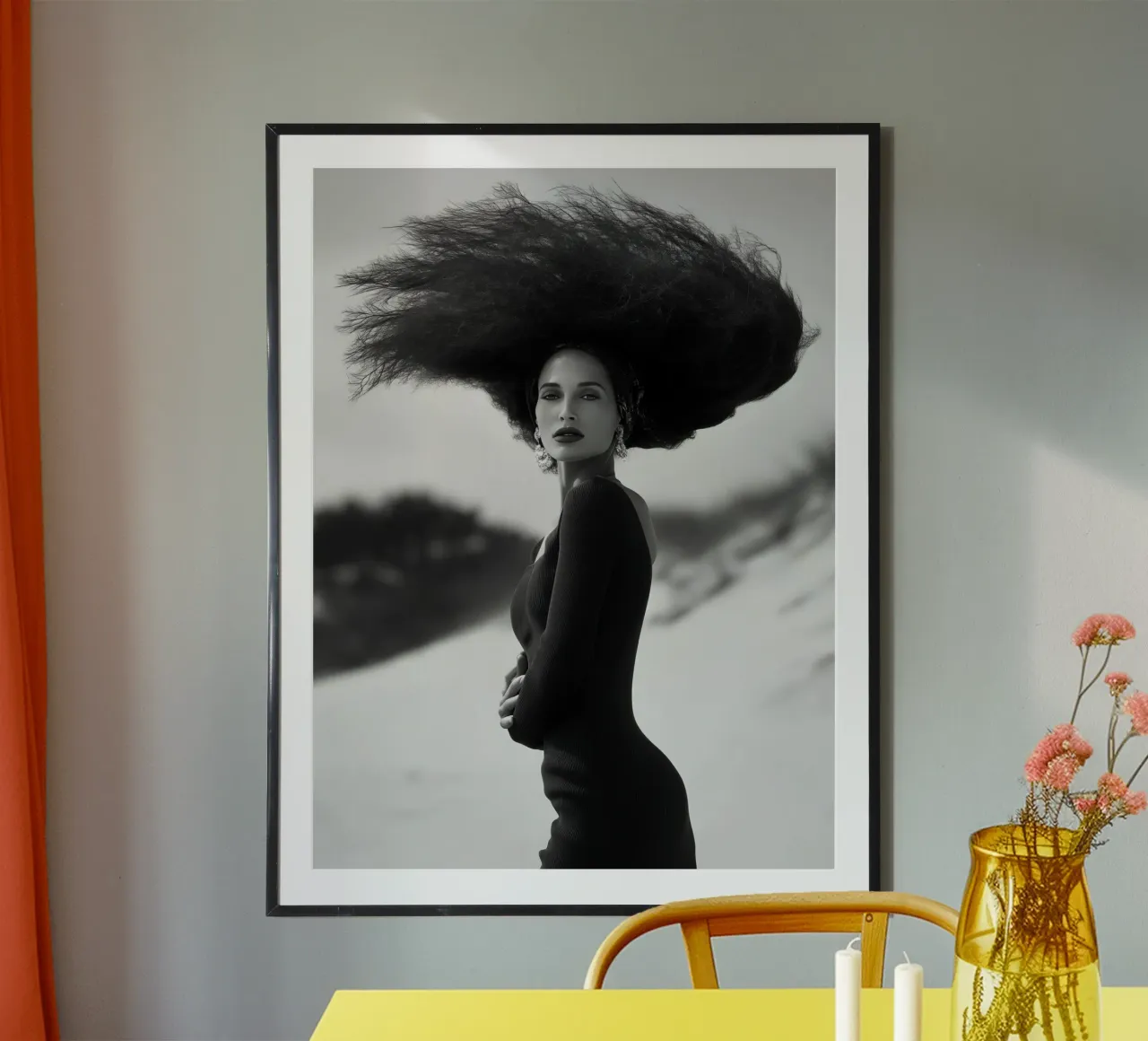 Modella su una spiaggia di pini in tempesta | Fotografia in bianco e nero poster con telaio in plastica da Autofocus
