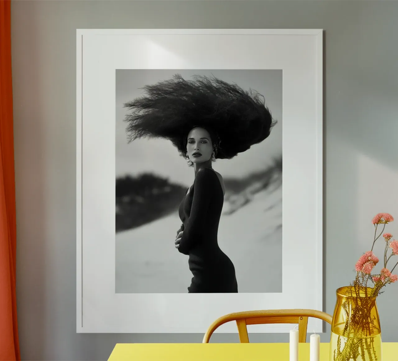 Modella su una spiaggia di pini in tempesta | Fotografia in bianco e nero poster con telaio in plastica da Autofocus