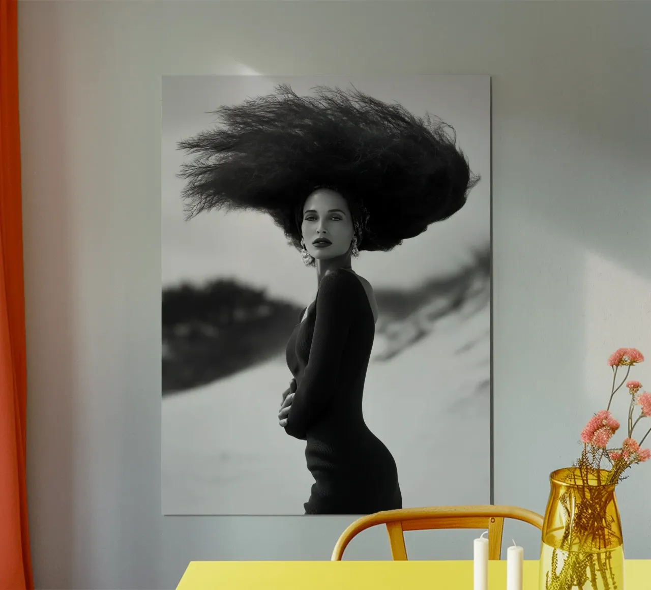 Modella su una spiaggia di pini in tempesta | Fotografia in bianco e nero poster con telaio in plastica da Autofocus
