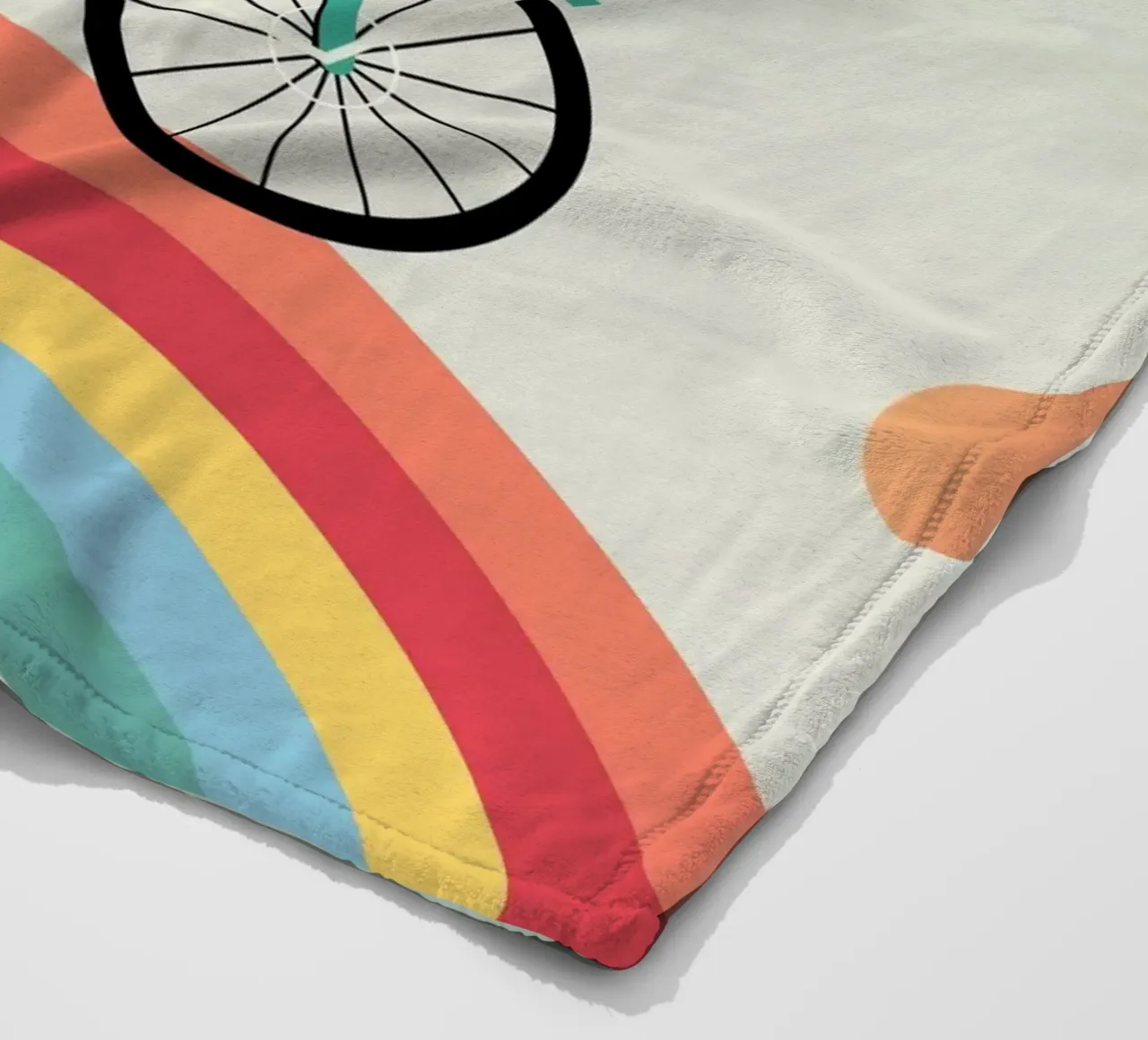 Fröhlicher Fuchs auf Fahrrad über Regenbogen Fleecedecke von namosh