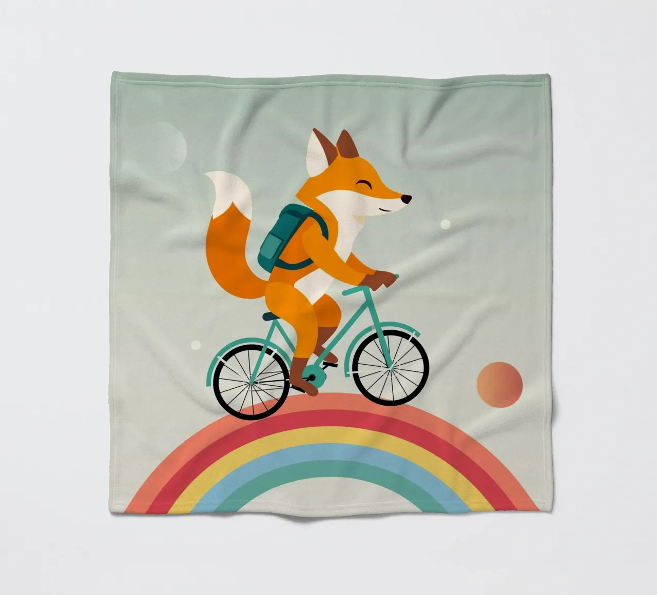 Fröhlicher Fuchs auf Fahrrad über Regenbogen Fleecedecke von namosh
