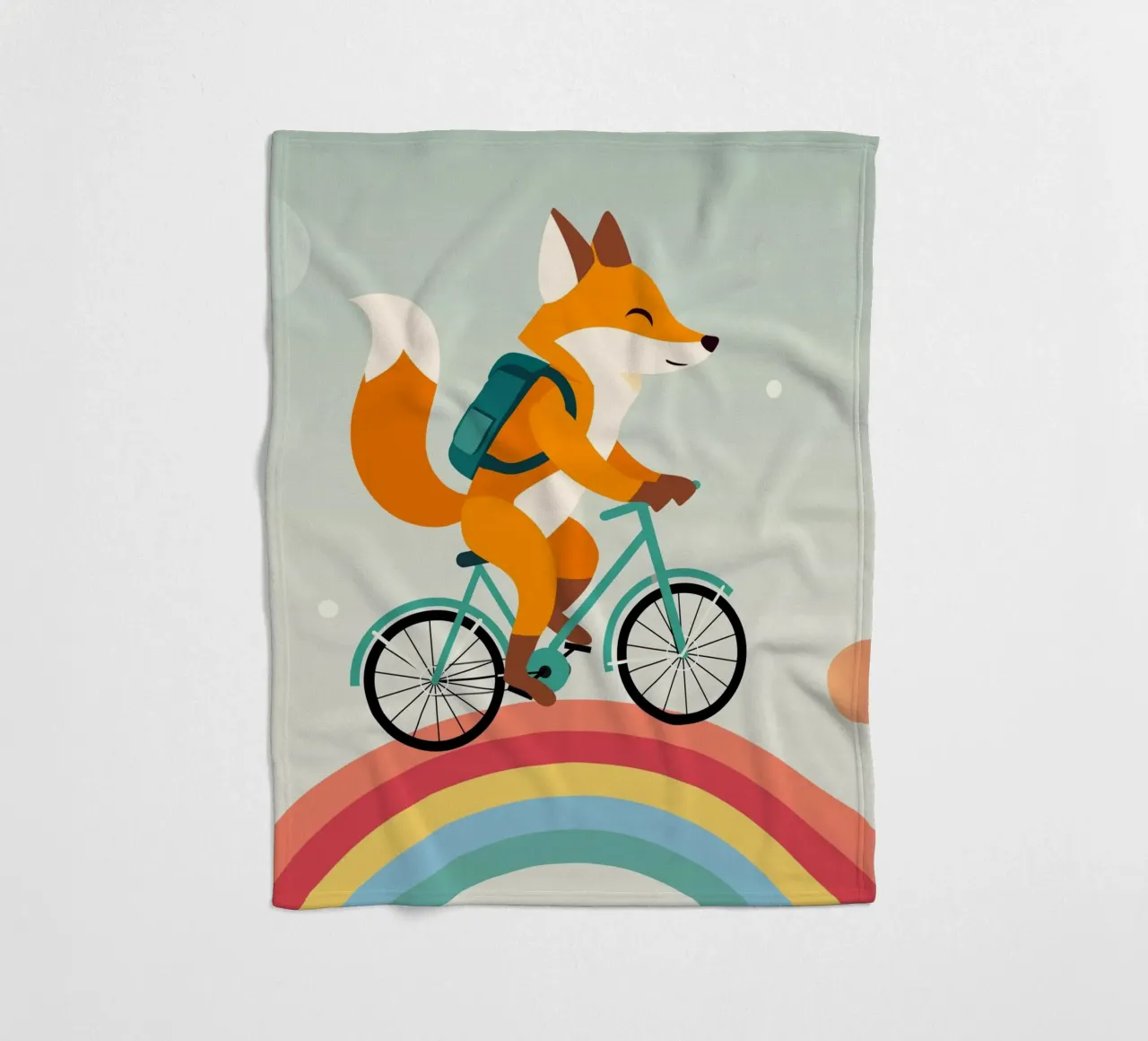 Fröhlicher Fuchs auf Fahrrad über Regenbogen Fleecedecke von namosh