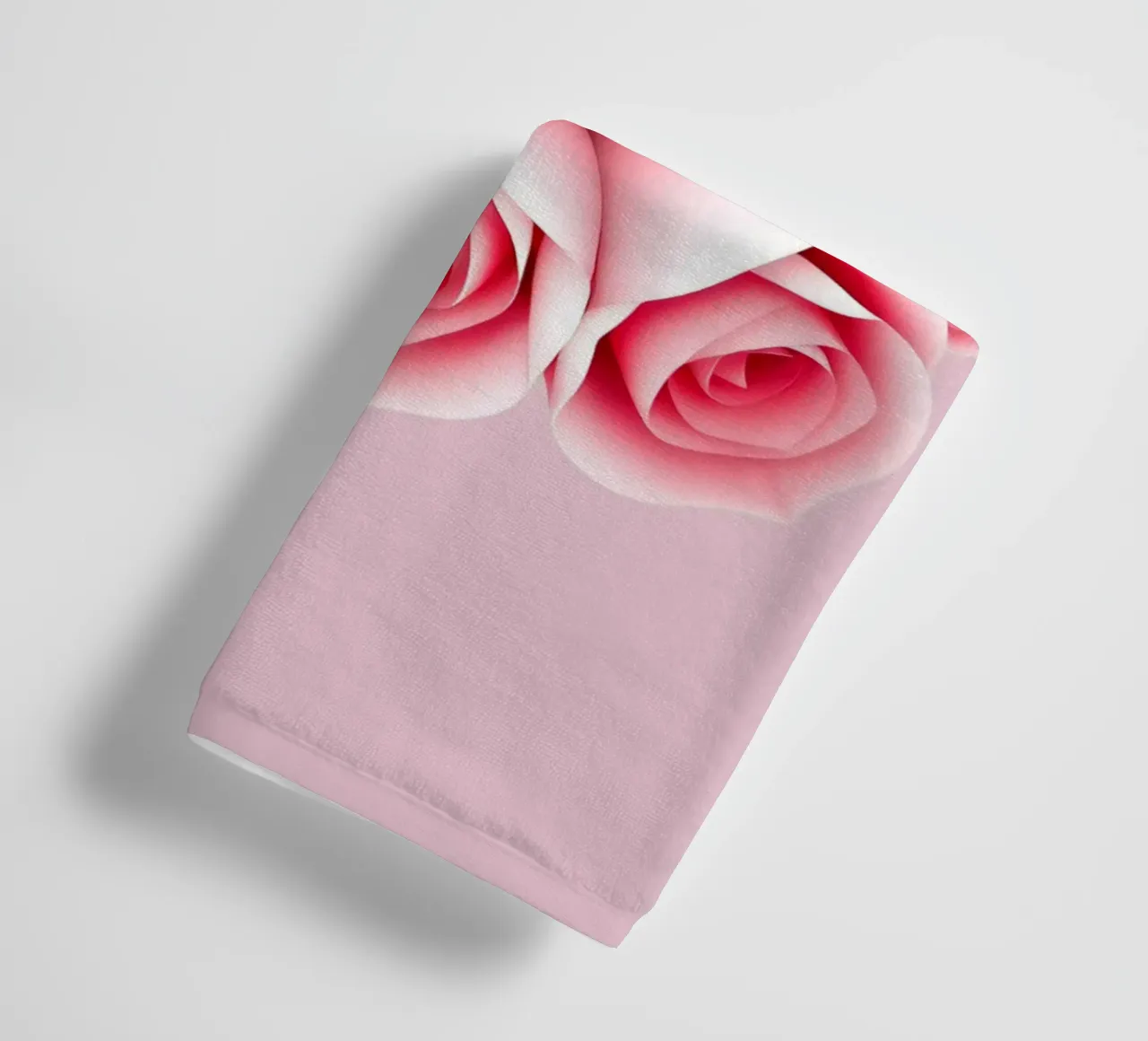 Ein wunderschön arrangierter Blumenstrauß aus rosa Rosen Handtuch von DesignDoodle