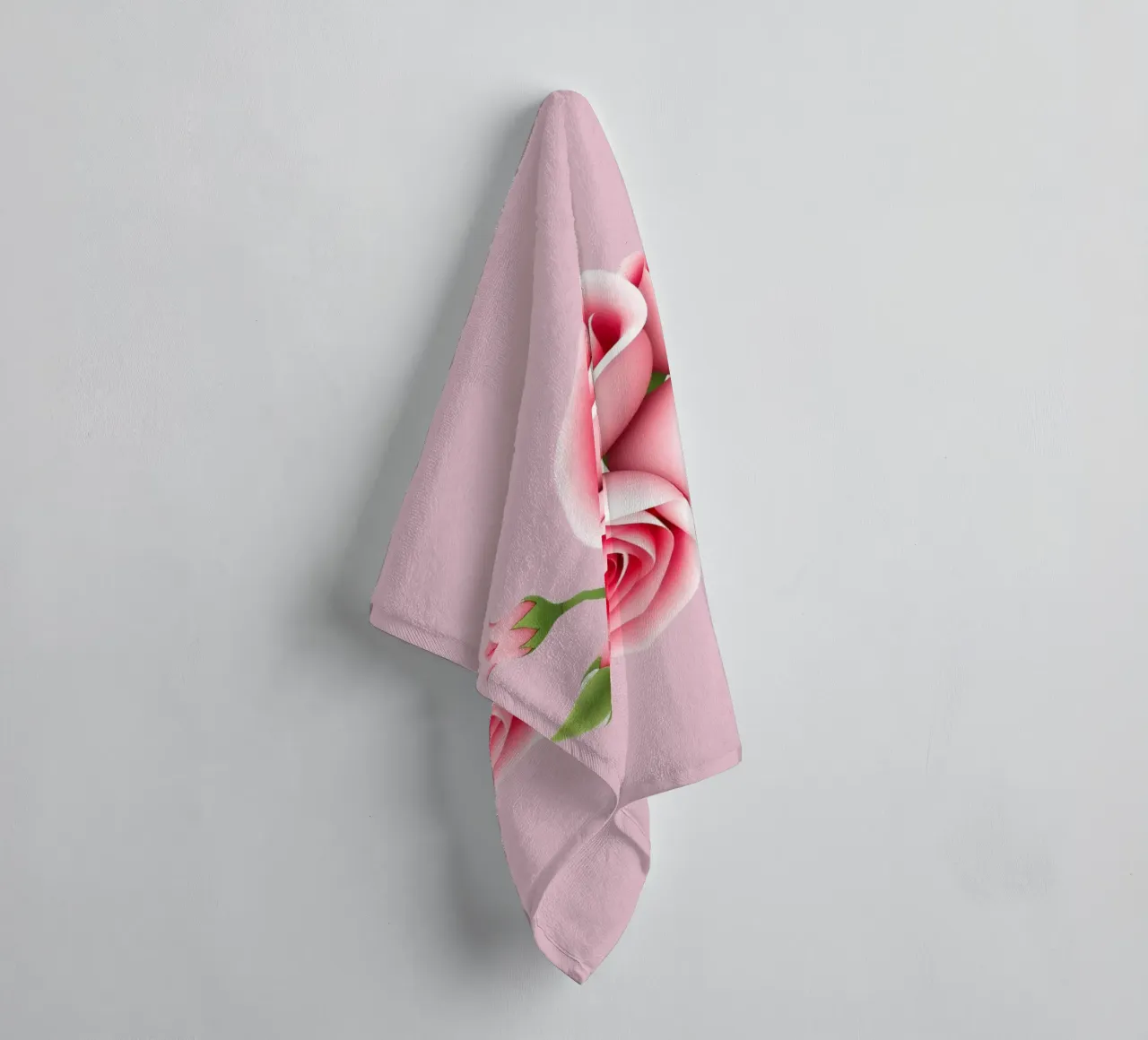 Ein wunderschön arrangierter Blumenstrauß aus rosa Rosen Handtuch von DesignDoodle