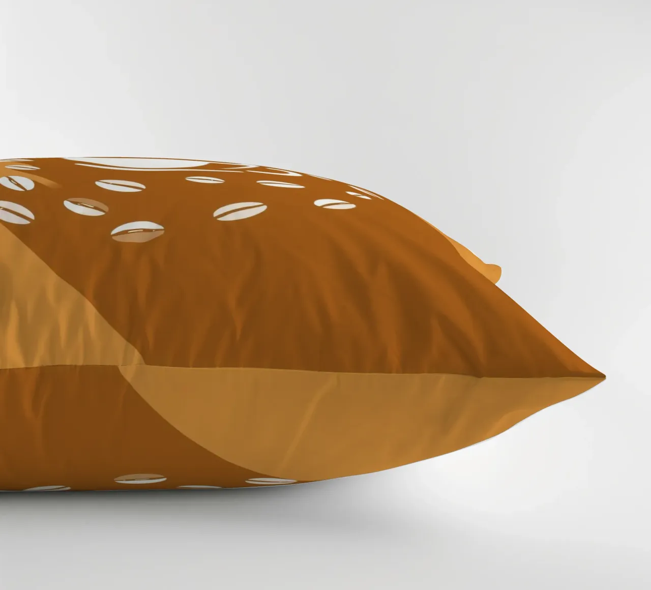 Una tazza di caffè fumante circondata da chicchi di caffè sparsi cuscino da DesignDoodle