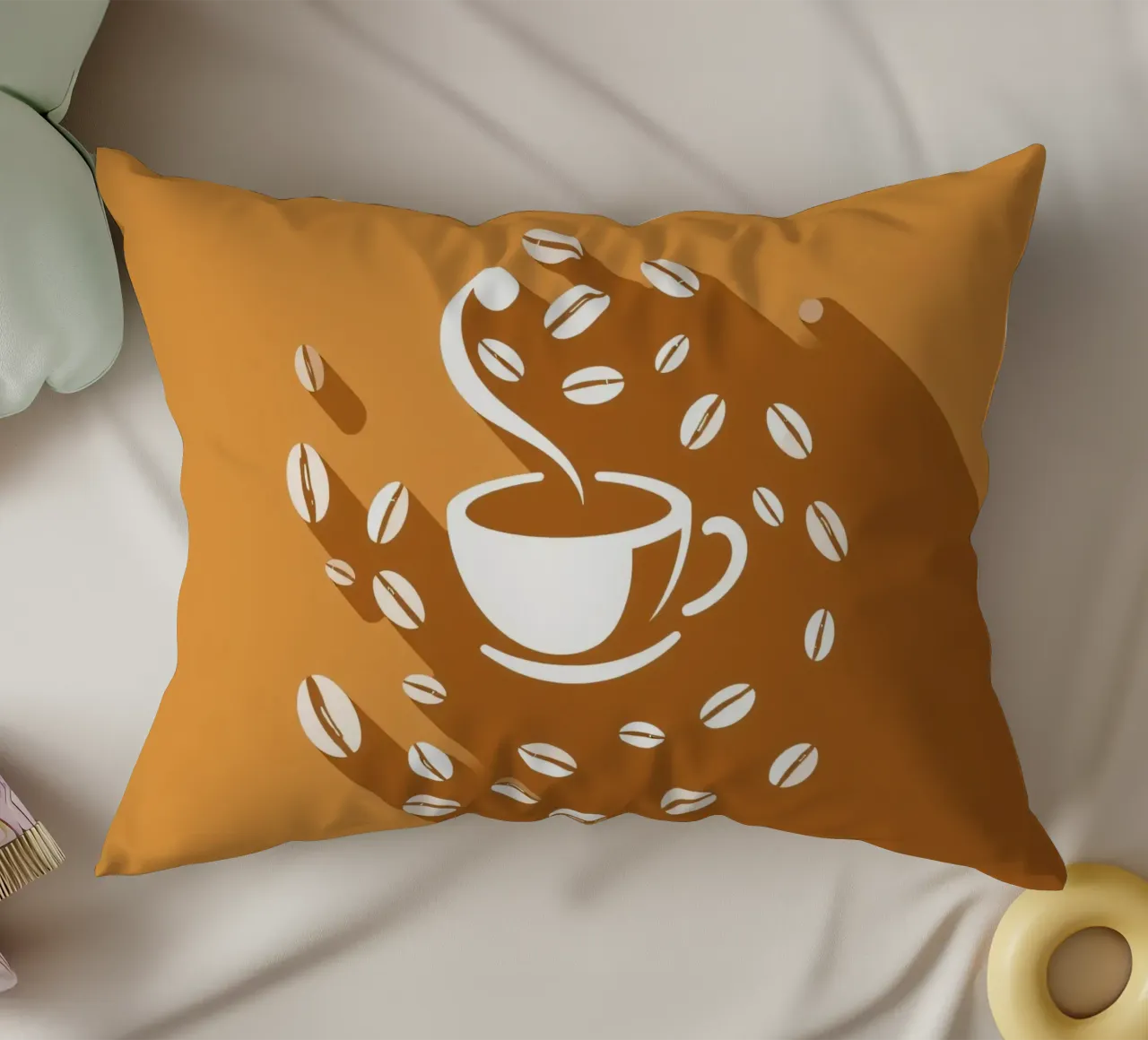 Una tazza di caffè fumante circondata da chicchi di caffè sparsi cuscino da DesignDoodle