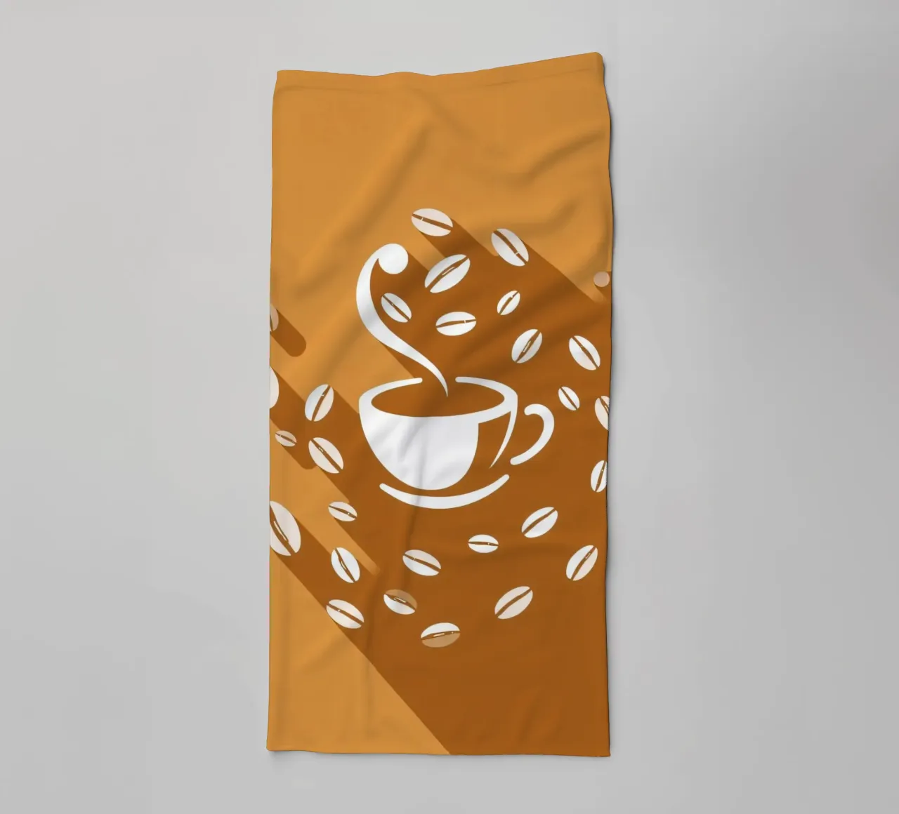 Una tazza di caffè fumante circondata da chicchi di caffè sparsi asciugamano da bagno da DesignDoodle
