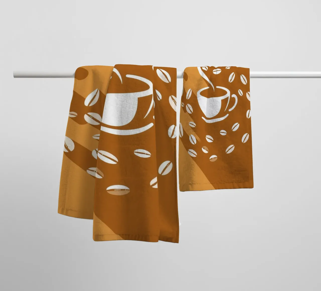 Una tazza di caffè fumante circondata da chicchi di caffè sparsi asciugamano da bagno da DesignDoodle