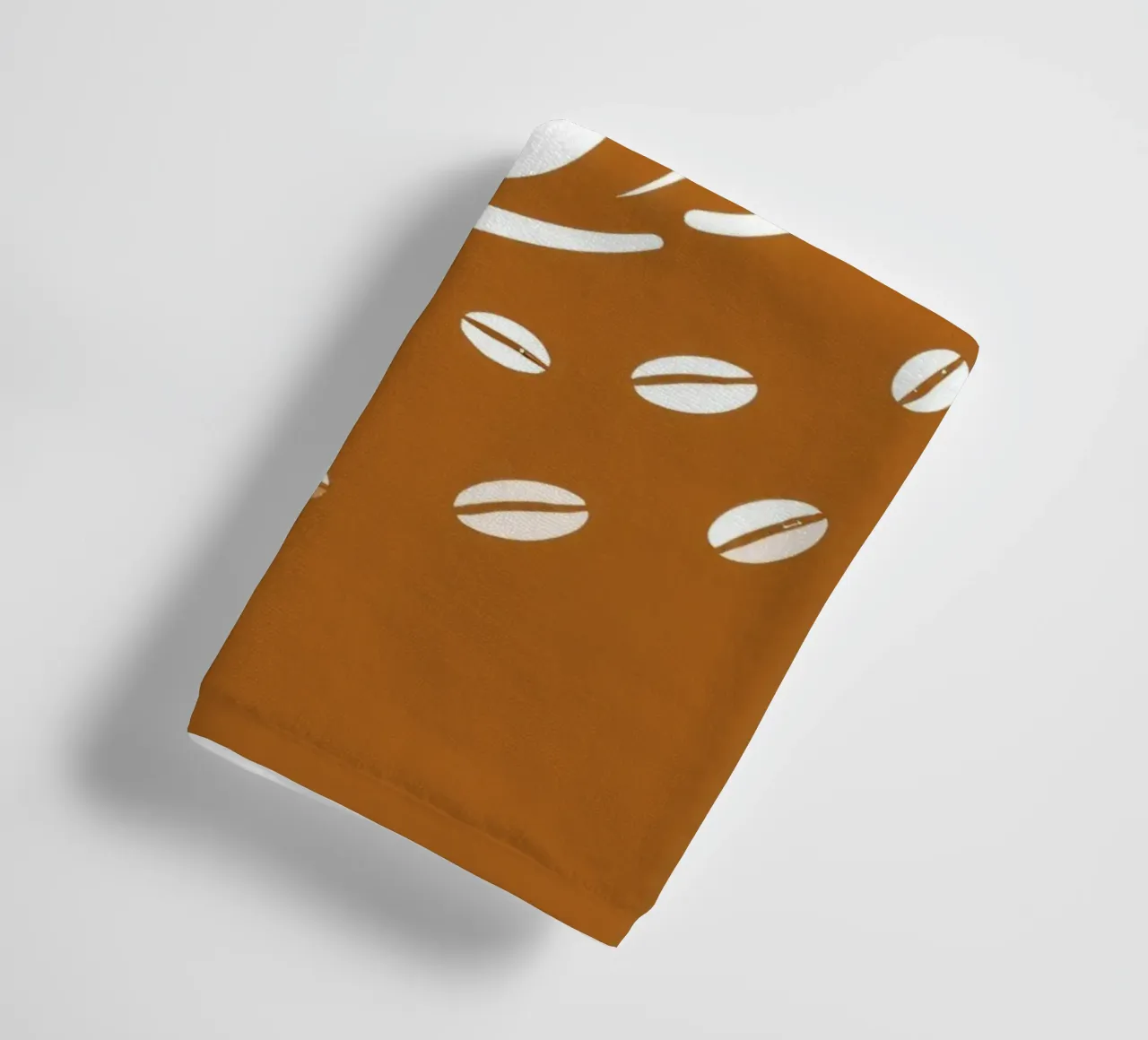 Una tazza di caffè fumante circondata da chicchi di caffè sparsi asciugamano da bagno da DesignDoodle