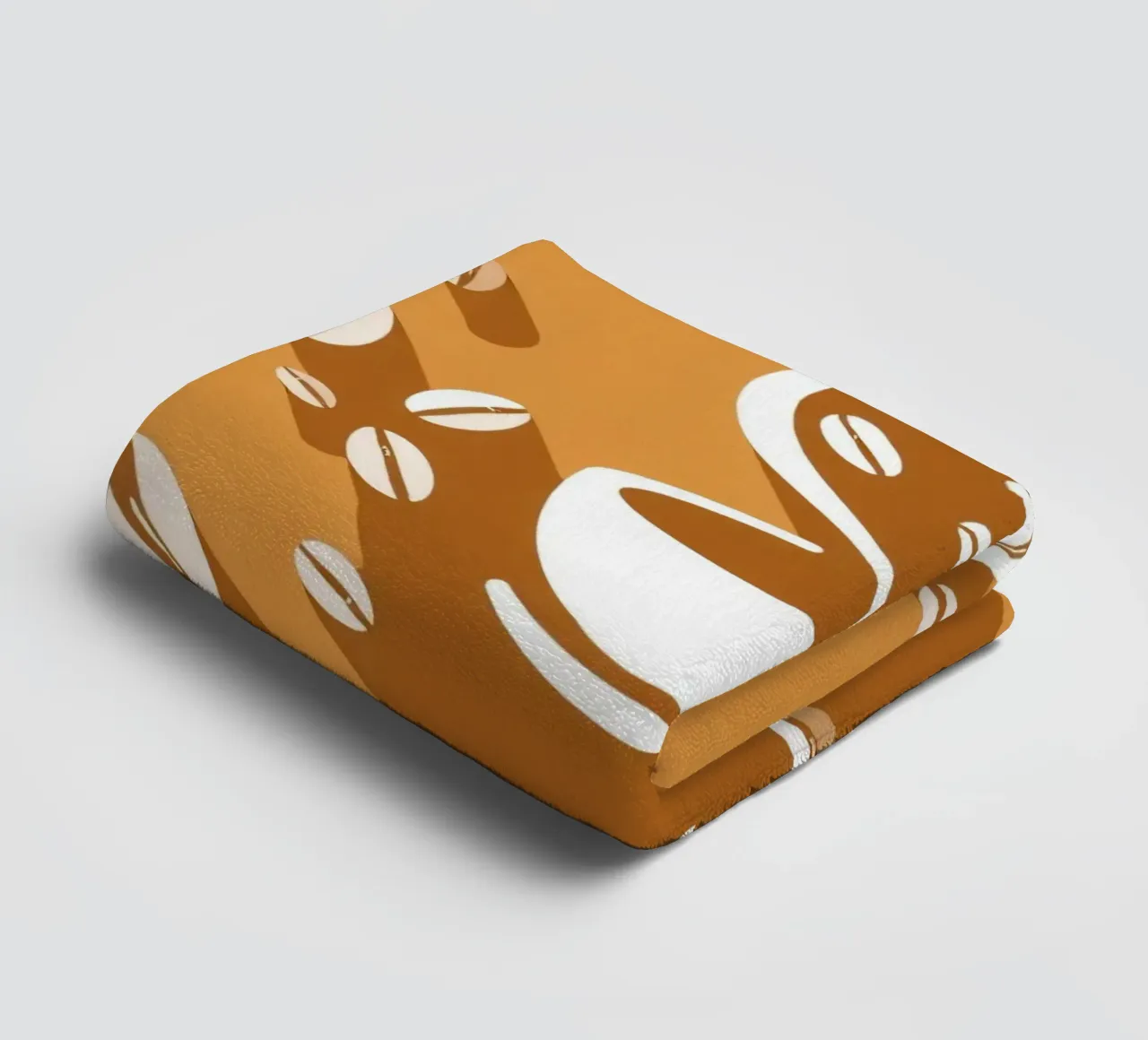 Una tazza di caffè fumante circondata da chicchi di caffè sparsi asciugamano da bagno da DesignDoodle