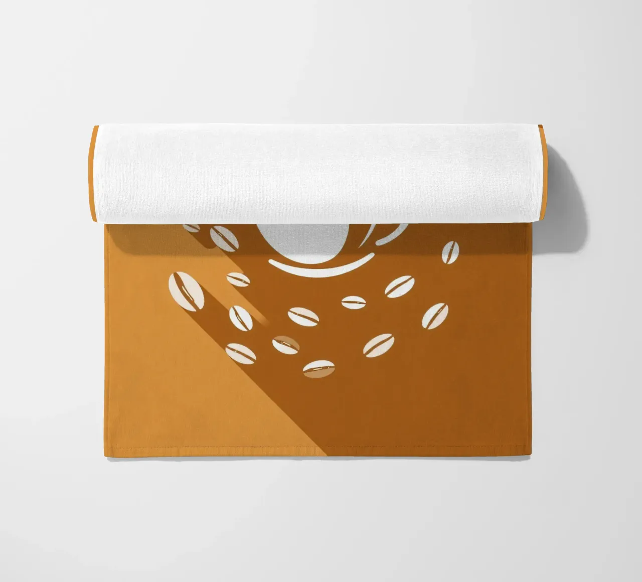Eine dampfende Tasse Kaffee, umgeben von verstreuten Kaffeebohnen Strandtuch von DesignDoodle