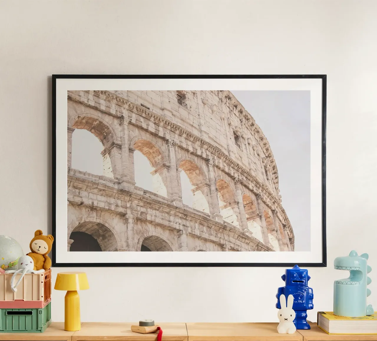 Rom, Italien I Das Kolosseum in ästhetischem Pastelllicht Poster mit Holzrahmen von Julie Travel Photography