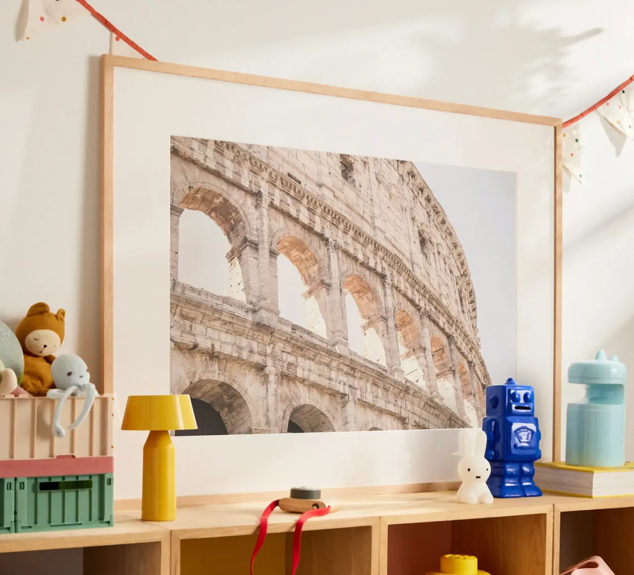 Rom, Italien I Das Kolosseum in ästhetischem Pastelllicht Poster mit Holzrahmen von Julie Travel Photography