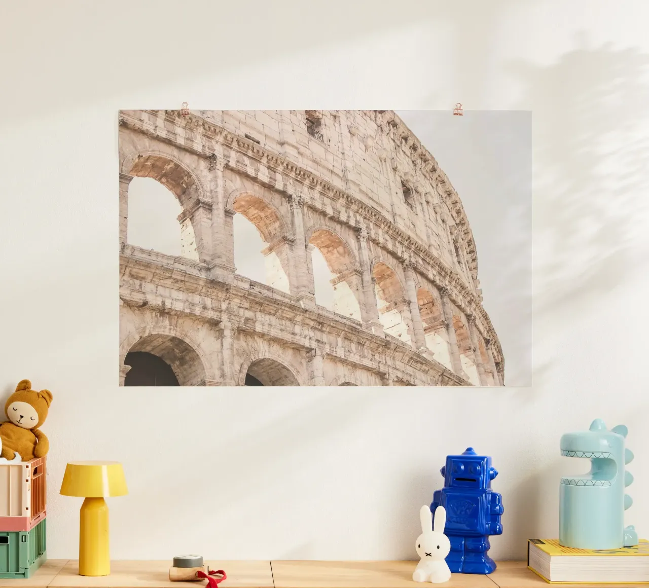 Rom, Italien I Das Kolosseum in ästhetischem Pastelllicht Poster mit Holzrahmen von Julie Travel Photography