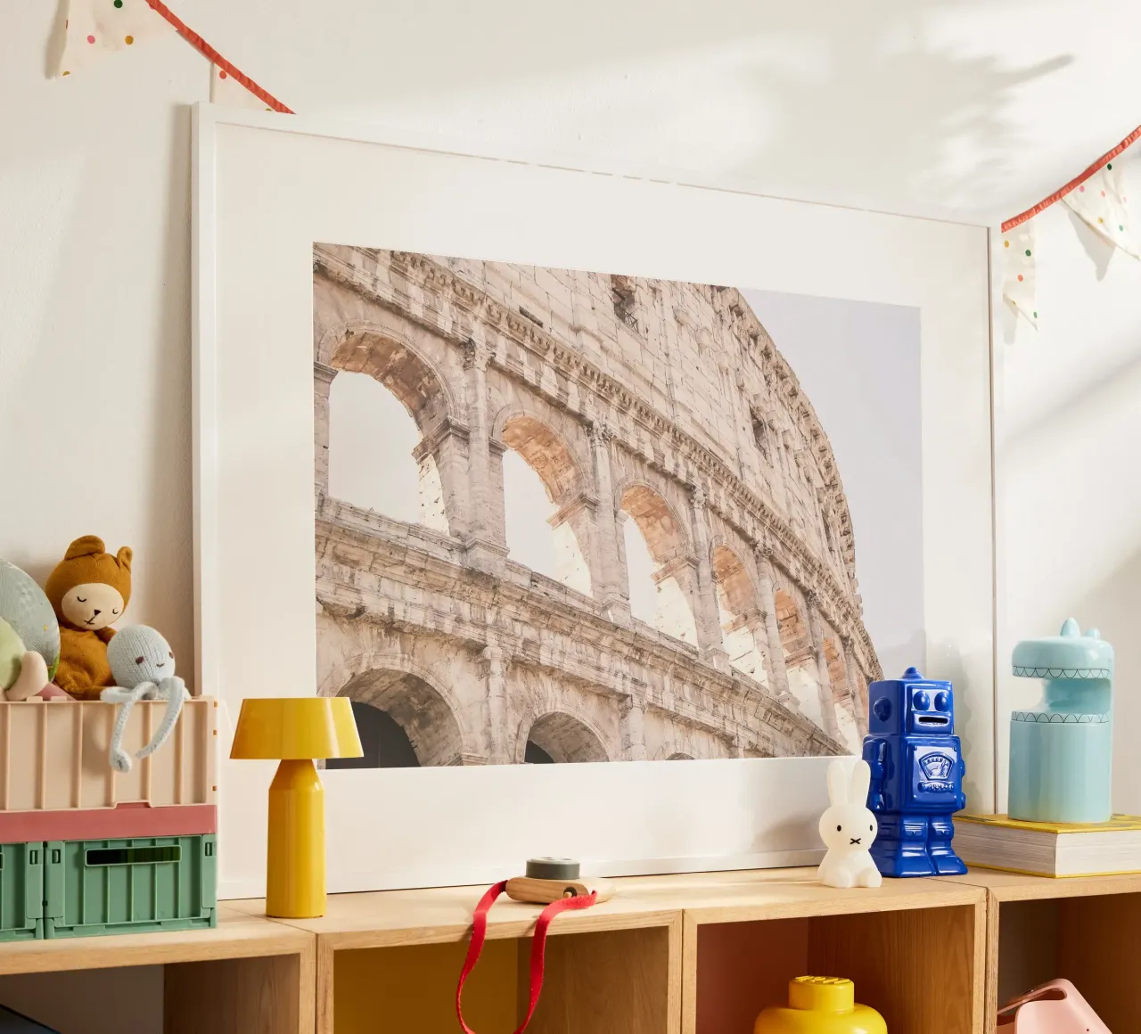 Rom, Italien I Das Kolosseum in ästhetischem Pastelllicht Poster mit Holzrahmen von Julie Travel Photography