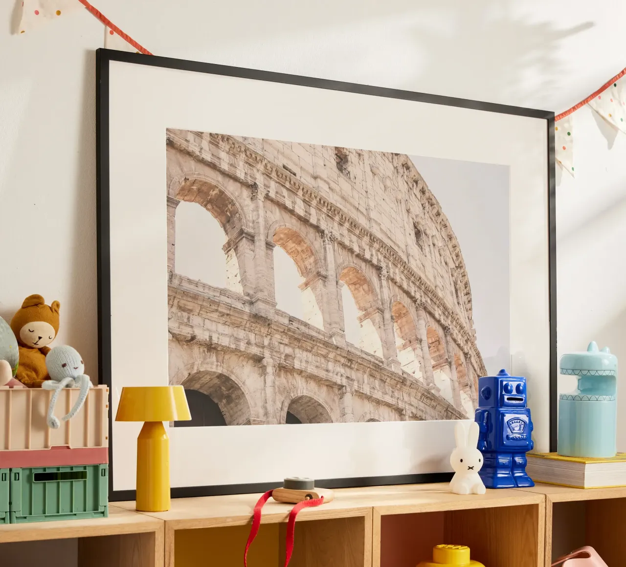 Rom, Italien I Das Kolosseum in ästhetischem Pastelllicht Poster mit Holzrahmen von Julie Travel Photography