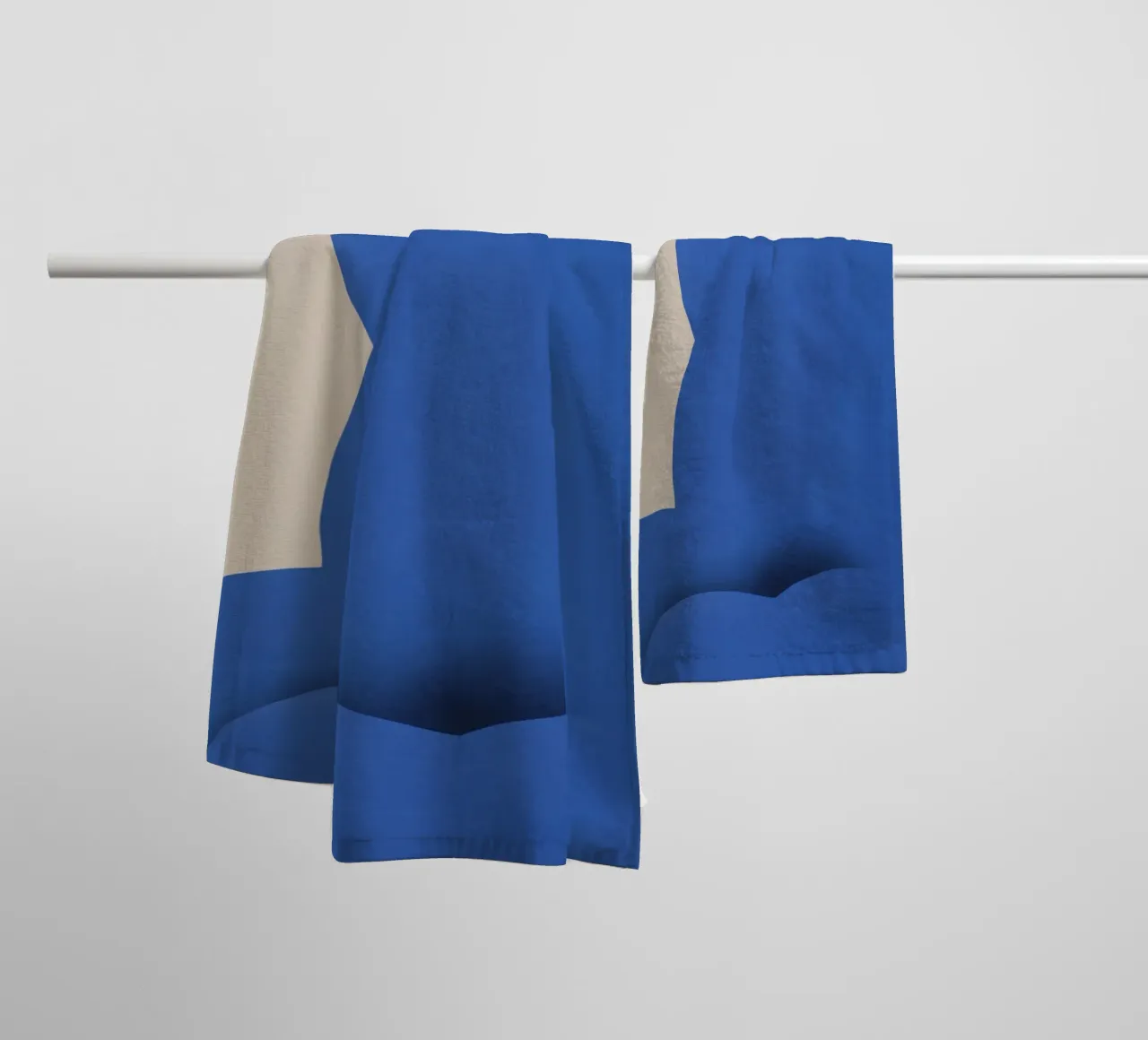Kobaltblauw naakt close-up badhanddoek van Little Dean