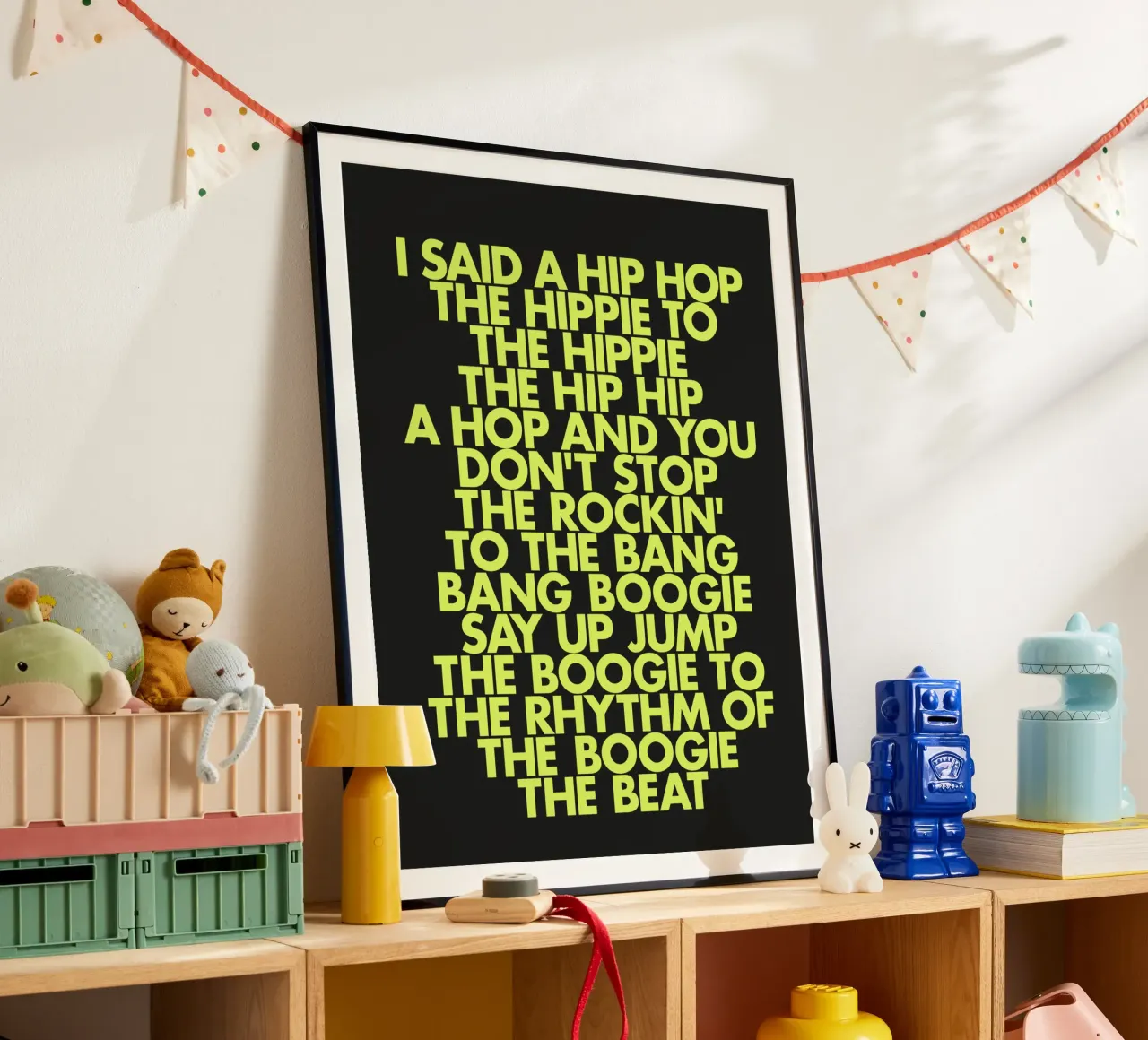 Stampa tipografica di testi hip hop classici in giallo e nero poster con telaio in legno da THE MOTIVATED TYPE