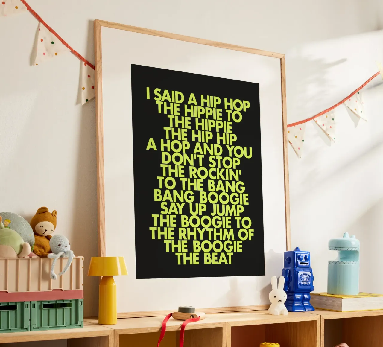 Stampa tipografica di testi hip hop classici in giallo e nero poster con telaio in legno da THE MOTIVATED TYPE