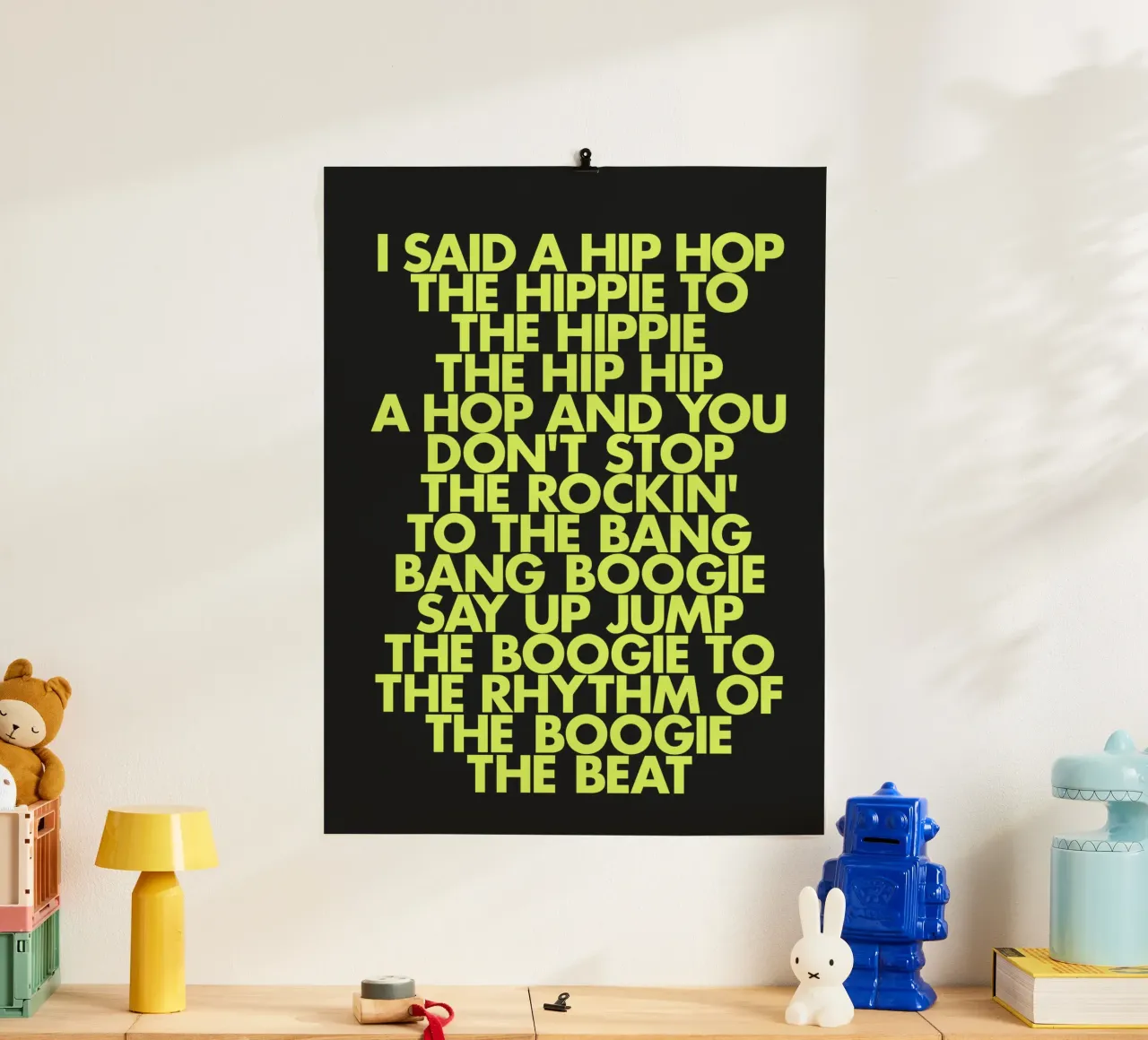 Stampa tipografica di testi hip hop classici in giallo e nero poster con telaio in legno da THE MOTIVATED TYPE