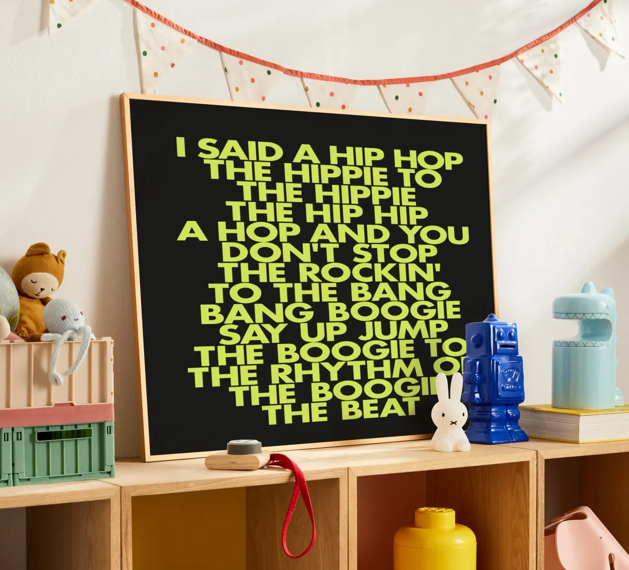 Stampa tipografica di testi hip hop classici in giallo e nero poster con telaio in legno da THE MOTIVATED TYPE