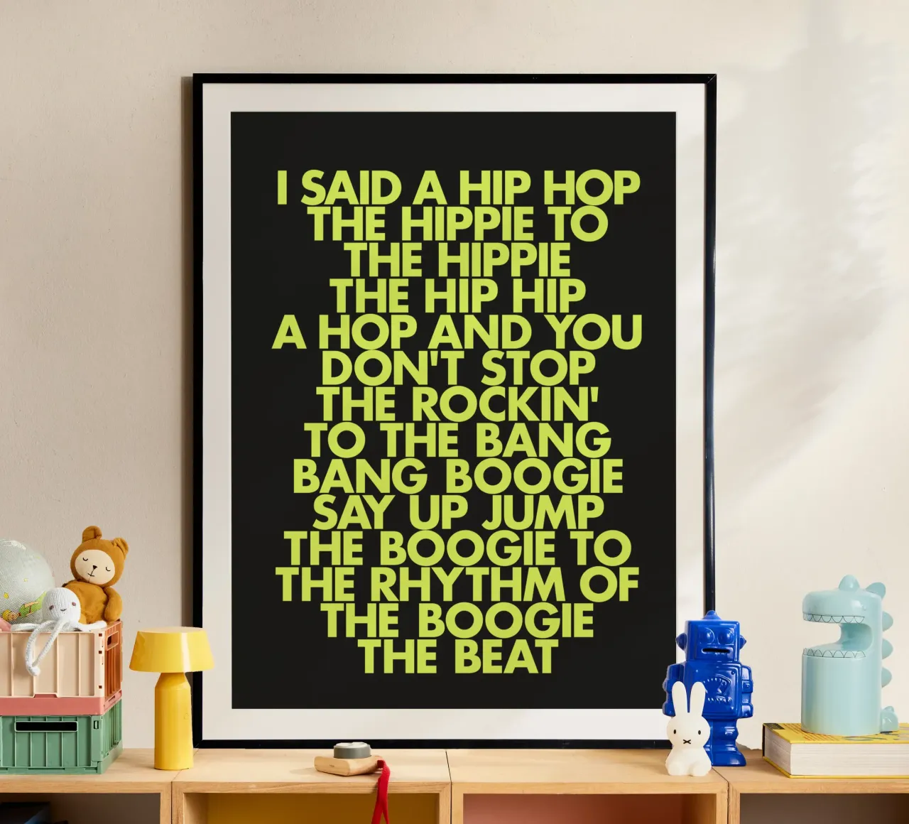 Stampa tipografica di testi hip hop classici in giallo e nero poster con telaio in legno da THE MOTIVATED TYPE