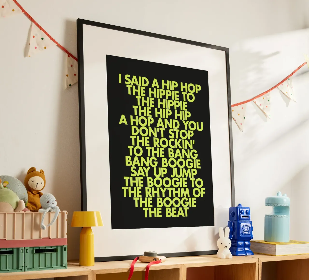 Stampa tipografica di testi hip hop classici in giallo e nero poster con telaio in legno da THE MOTIVATED TYPE