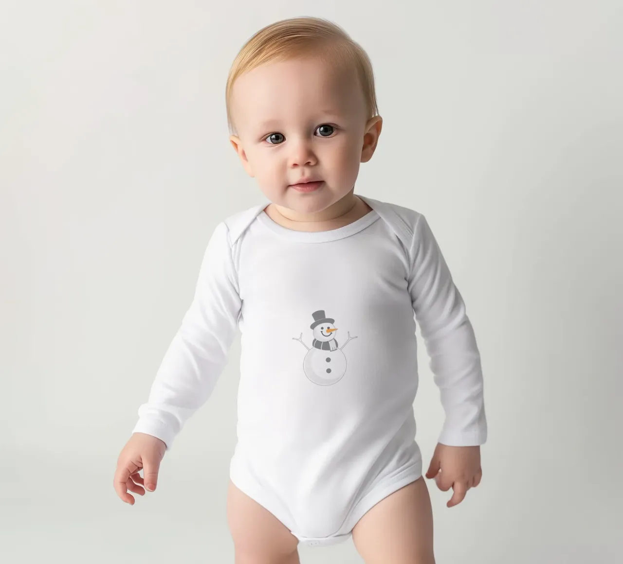 Un allegro pupazzo di neve che indossa un cappello nero e una sciarpa grigia body neonato maniche lunghe da DesignDoodle