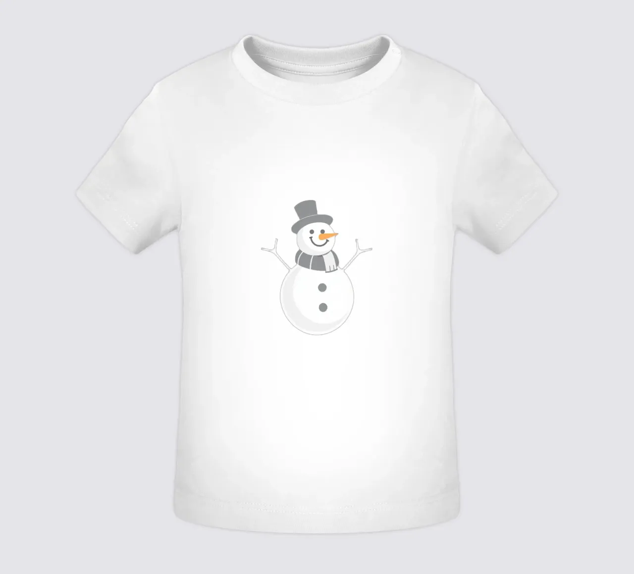 Un allegro pupazzo di neve che indossa un cappello nero e una sciarpa grigia maglietta neonato da DesignDoodle