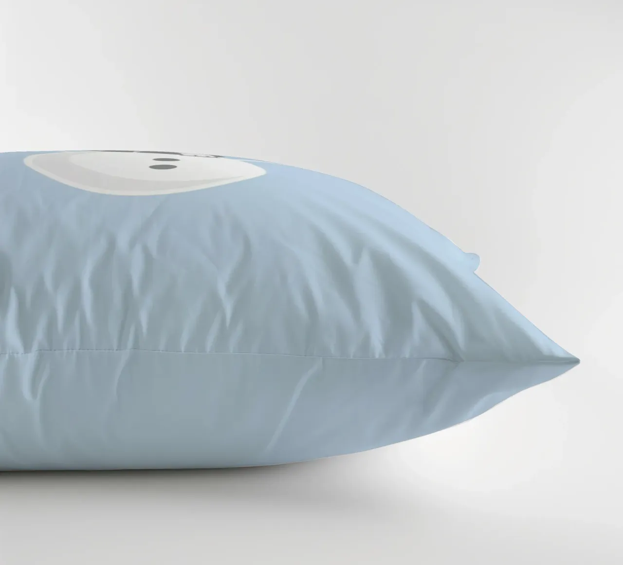 Un allegro pupazzo di neve che indossa un cappello nero e una sciarpa grigia cuscino da DesignDoodle