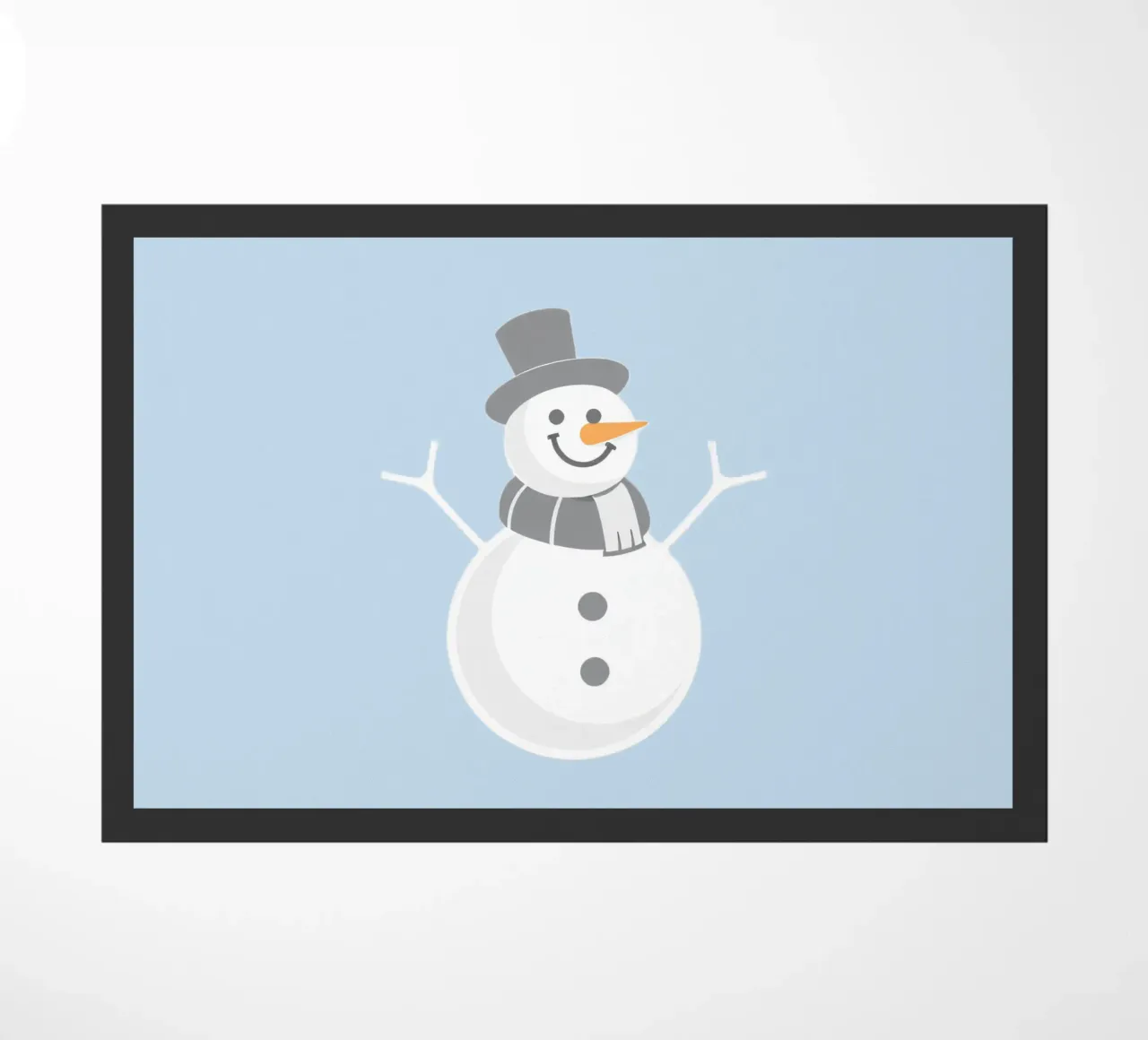 Un allegro pupazzo di neve che indossa un cappello nero e una sciarpa grigia zerbino da DesignDoodle