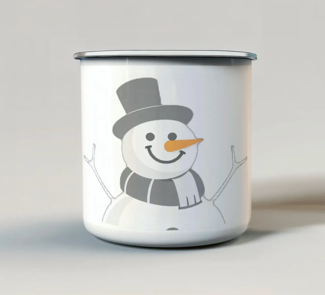Un allegro pupazzo di neve che indossa un cappello nero e una sciarpa grigia tazza in smalto da DesignDoodle