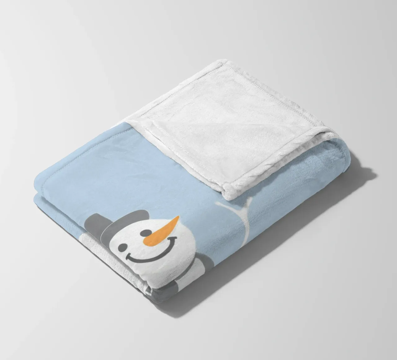 Un allegro pupazzo di neve che indossa un cappello nero e una sciarpa grigia coperta in pile da DesignDoodle