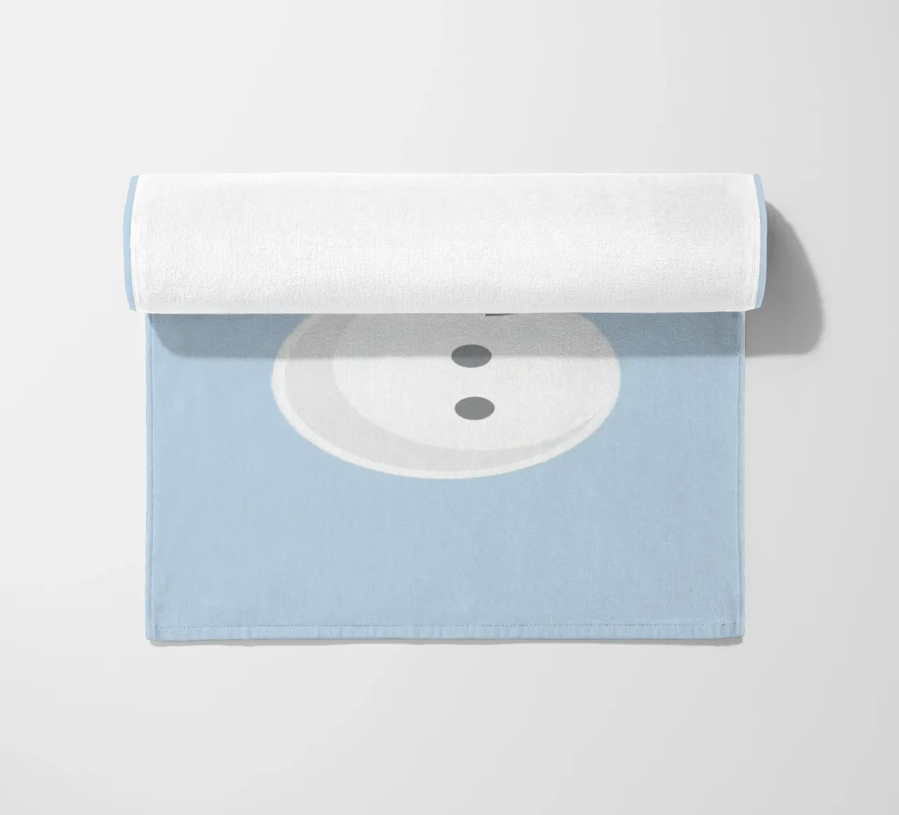 Un allegro pupazzo di neve che indossa un cappello nero e una sciarpa grigia telo mare da DesignDoodle