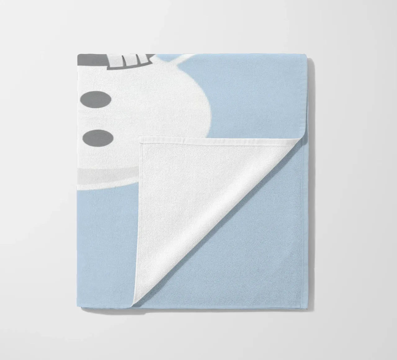 Un allegro pupazzo di neve che indossa un cappello nero e una sciarpa grigia telo mare da DesignDoodle