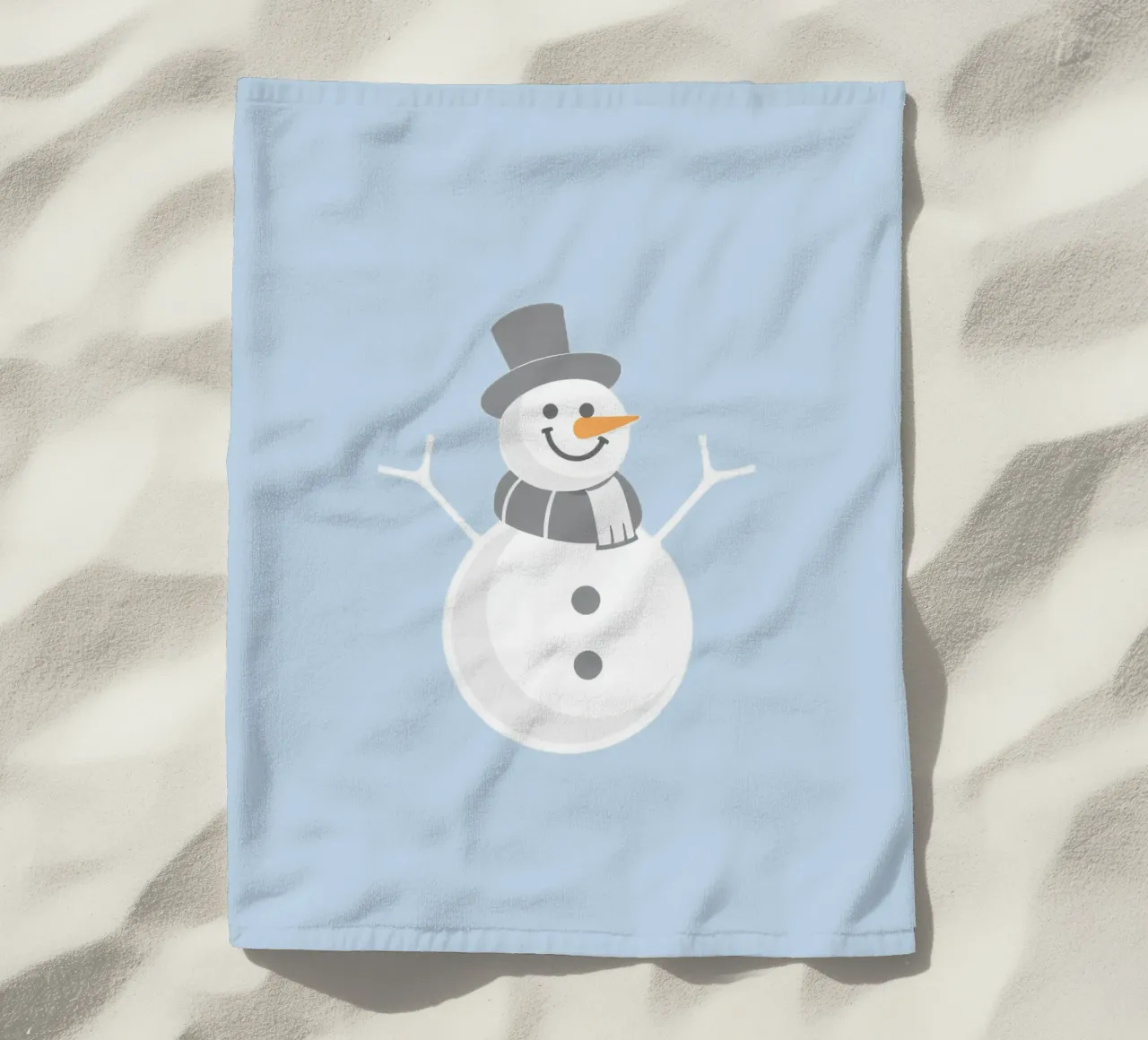 Un allegro pupazzo di neve che indossa un cappello nero e una sciarpa grigia telo mare da DesignDoodle